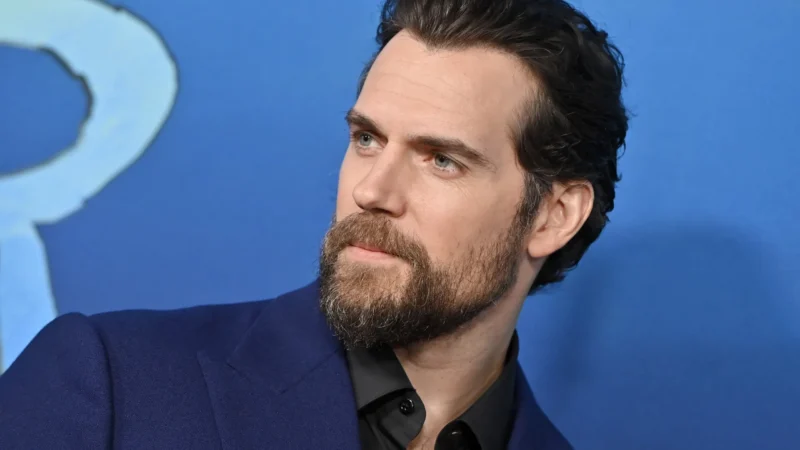 Henry Cavill surpreende fãs ao surgir com novo corte de cabelo
