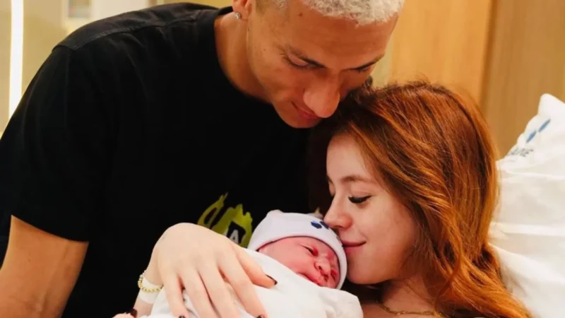 Richarlison e a influenciadora Amanda Araújo comemoram nascimento do filho