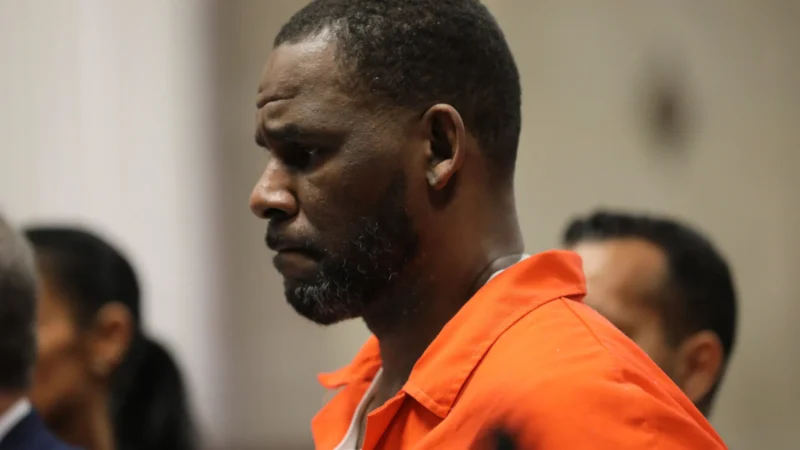 Cantor R. Kelly é hospitalizado após sofrer overdose na prisão