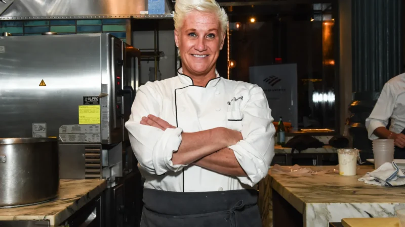 Anne Burrell, chef e apresentadora da TV, morre aos 55 anos em Nova York