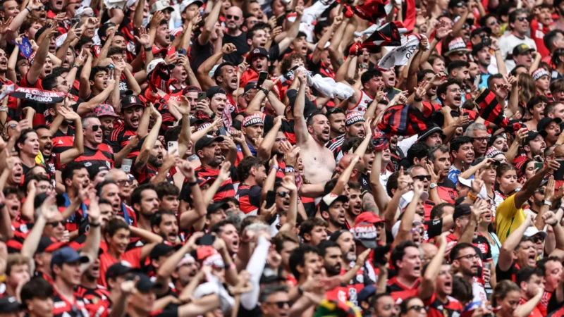 Torcida do Flamengo procura mostrar apoio ao time após eliminação no Mundial