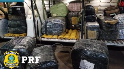 Passageiros são presos com mercadoria contrabandeada avaliada em R$ 300 mil