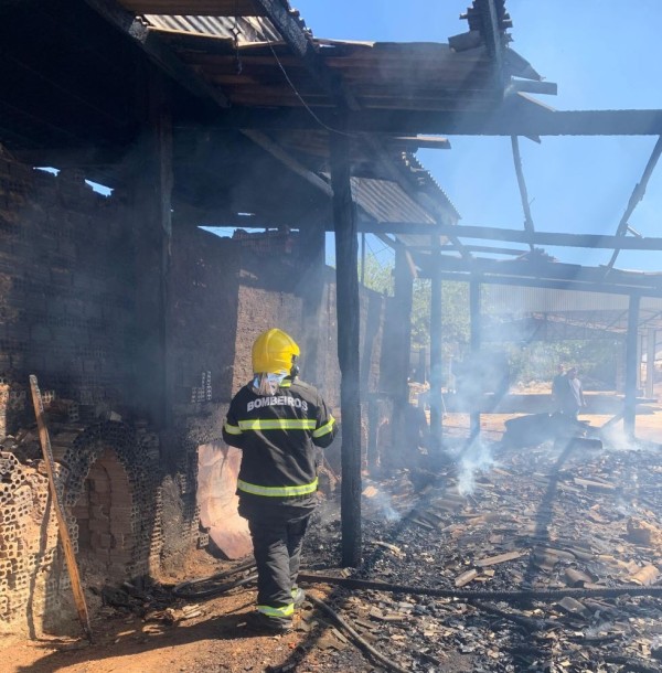 Fábrica de tijolos pega fogo em Guarantã do Norte