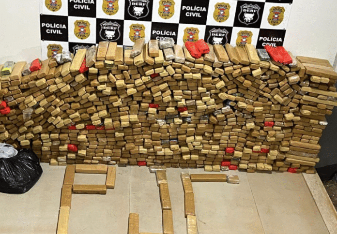 Polícia apreende mais de 900 tabletes de drogas dentro de barris em MT; três presos