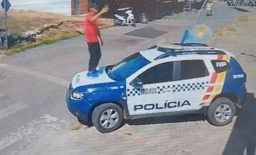 Homem é preso após subir na viatura da PM em Mato Grosso para gravar vídeos de apologia ao crime