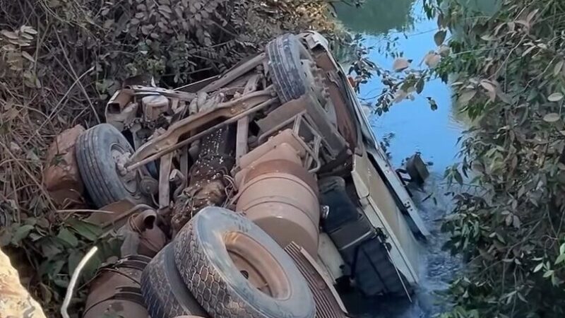 Caminhão despenca de ponte e motorista morre em Sorriso