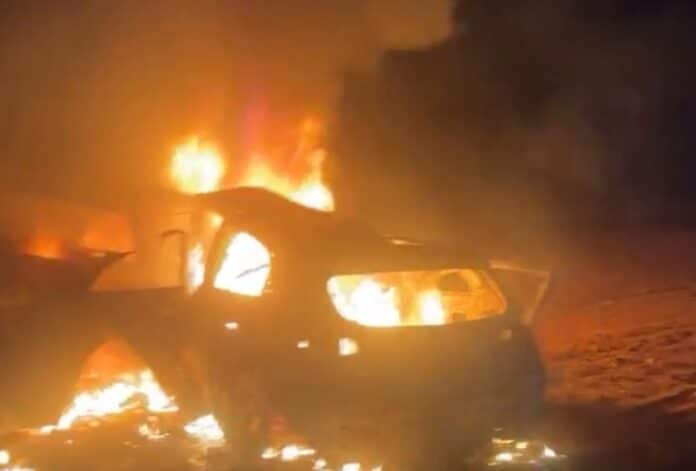 Dois morrem em colisão entre caminhonete e carro no Nortão; veículos pegaram fogo