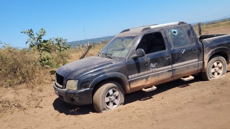 Caminhonete com marcas de tiros é encontrada abandonada em estrada de Paranaíta