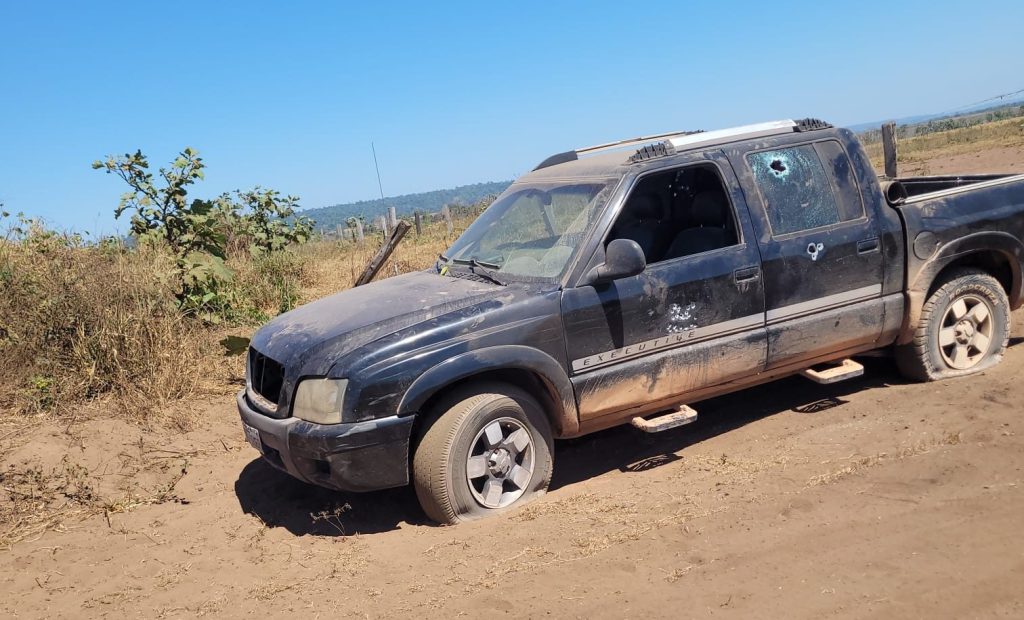 Caminhonete com marcas de tiros é encontrada abandonada em estrada de Paranaíta