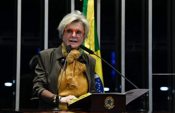 Senadora de Mato Grosso chama Eduardo Bolsonaro de “moleque” e o culpa por tornozeleira no pai