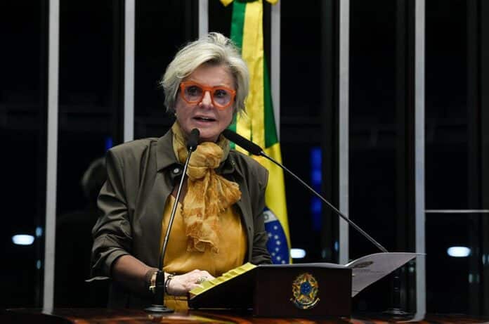 Senadora de Mato Grosso chama Eduardo Bolsonaro de “moleque” e o culpa por tornozeleira no pai