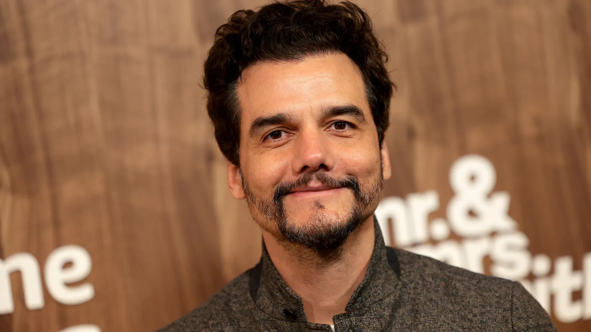 No Louvre, Juliette Binoche entrega a Wagner Moura prêmio de Cannes