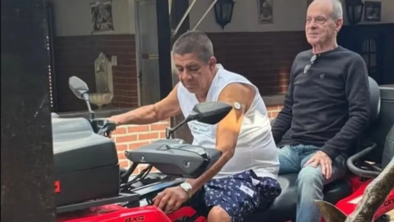 Ney Matogrosso visita Zeca Pagodinho em Xerém e encontro anima fãs da MPB
