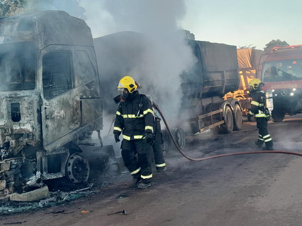 Bombeiros combatem incêndio em carreta na BR-163 em Sinop