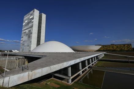 Senadores têm mais verbas do que 44% das cidades brasileiras