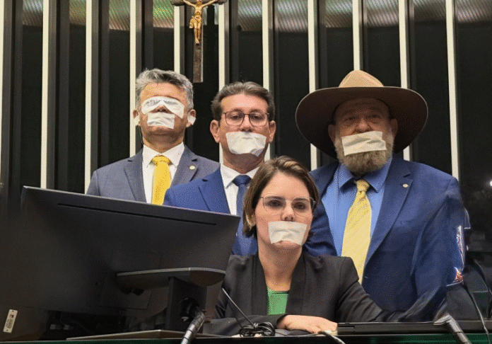 Deputados de MT reforçam motim na Câmara e protestam contra prisão de Bolsonaro