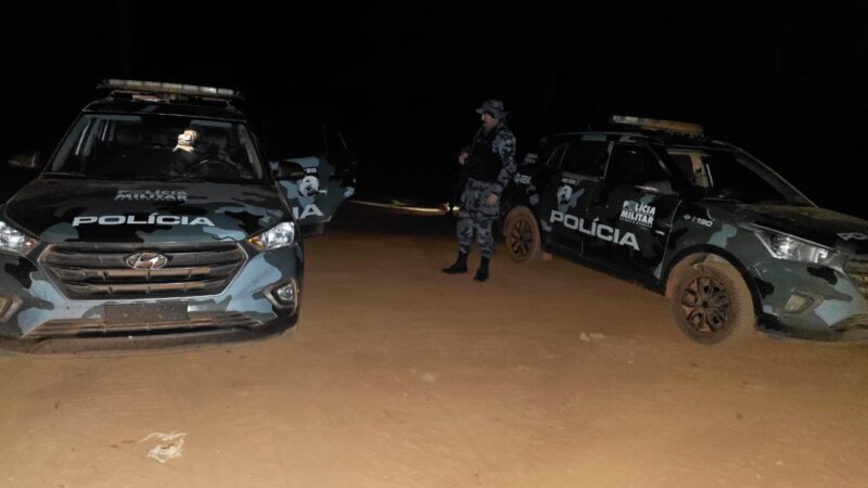Forças de segurança localizam veículo usado em assalto; 100 policiais fazem cerco a criminosos