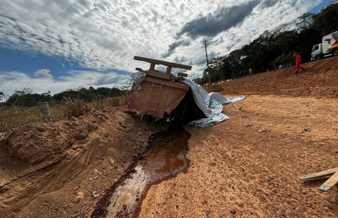 Novo Mundo: Corpo de Bombeiros atende ocorrência de tombamento de caminhão-tanque na MT-419