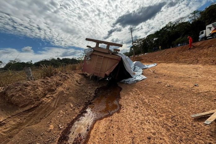 Novo Mundo: Corpo de Bombeiros atende ocorrência de tombamento de caminhão-tanque na MT-419