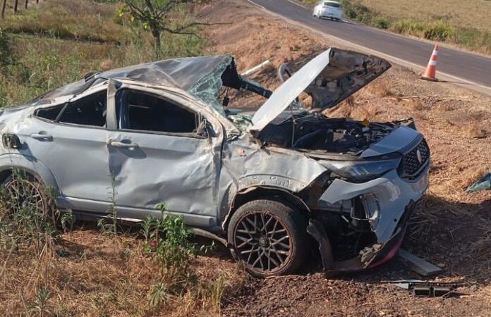 Motorista é socorrido após capotar veículo na MT-320 em Carlinda