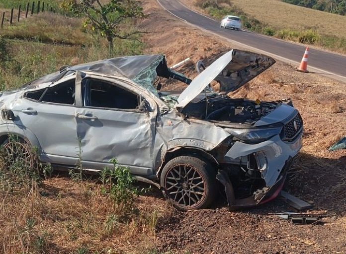 Motorista é socorrido após capotar veículo na MT-320 em Carlinda