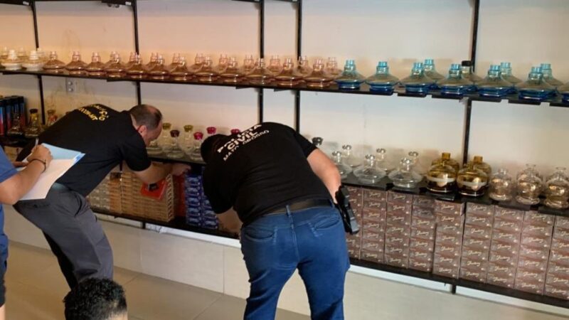 Polícia Civil e Procon apreendem 260 caixas de produtos falsificados em tabacaria em Cuiabá