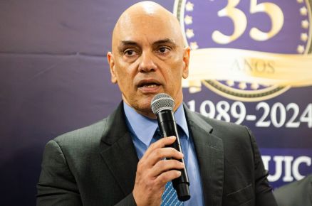 ‘Não há menor chance de recuar um milímetro’, diz Moraes