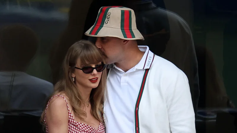 Taylor Swift e Travis Kelce anunciam noivado