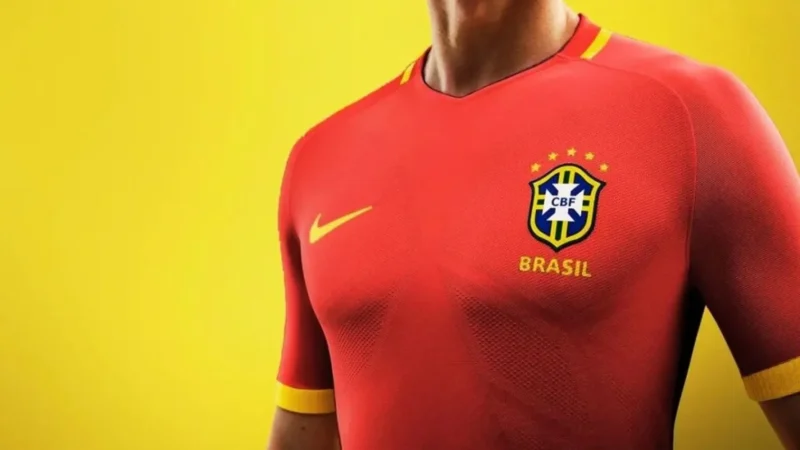 Presidente da CBF diz que produção de camisa vermelha da seleção foi interrompida