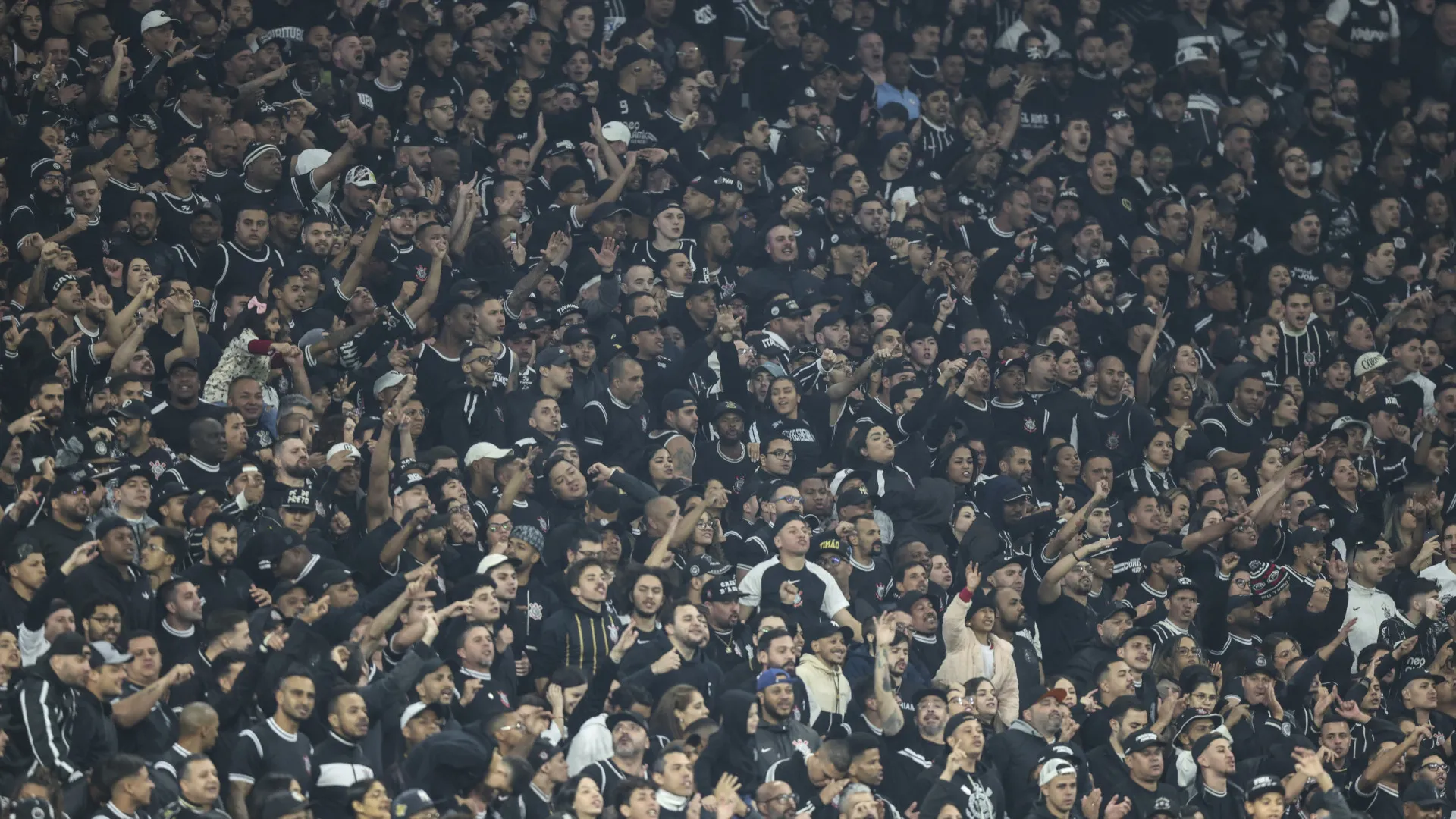 Corinthians vê força de Itaquera ruir no Brasileiro, mas Dorival é otimista