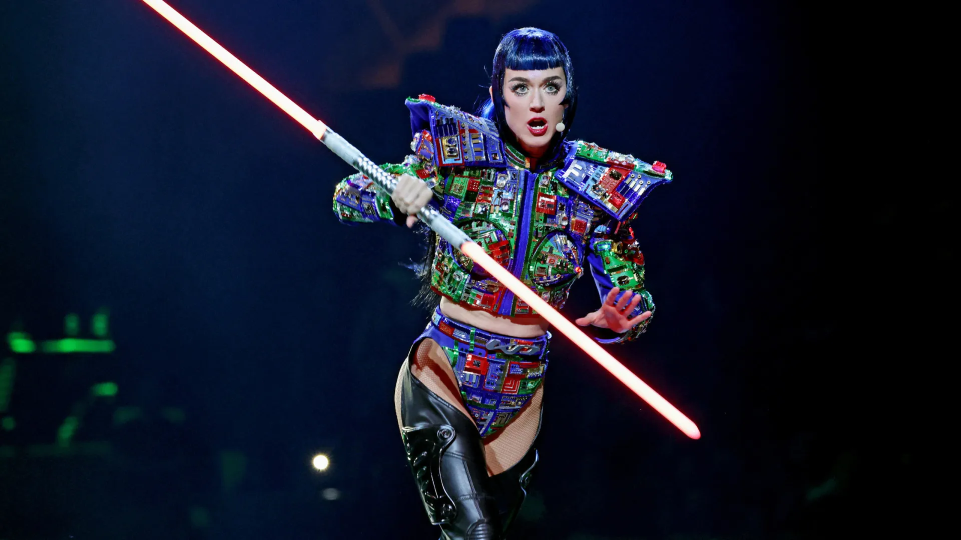 Jovem fã desmaia em palco em show da Katy Perry