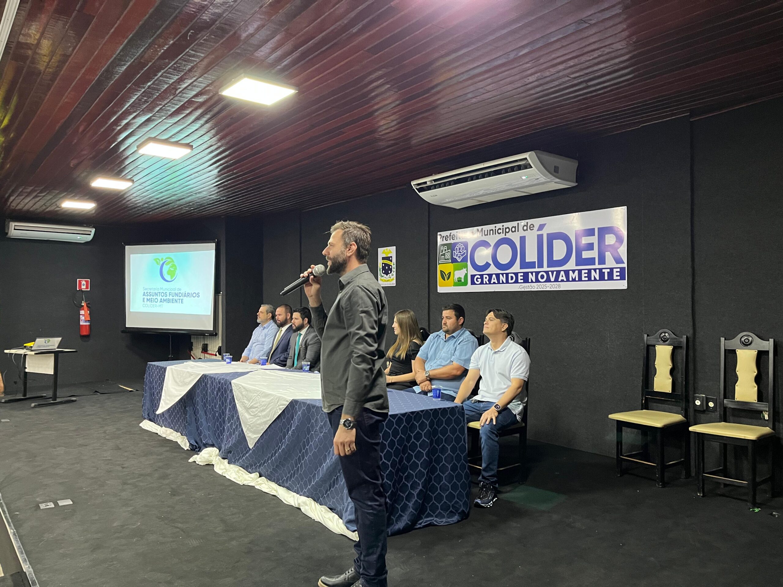 Regularização fundiária garante dignidade a moradores de Colíder em cerimônia que lotou o Centro de Eventos