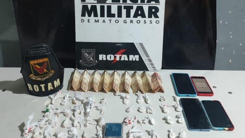 Rotam prende três pessoas por tráfico de drogas e apreende 55 porções de entorpecentes
