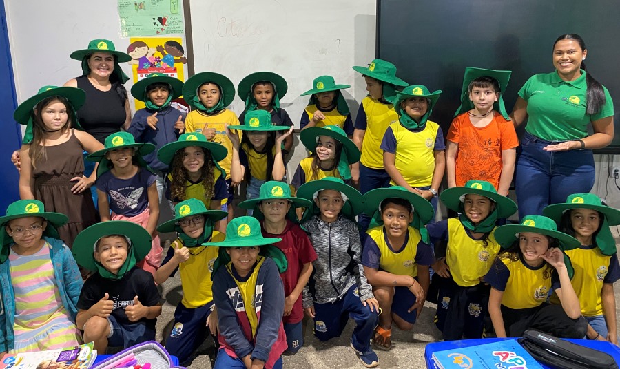 Coogavepe realizou a doação de 28 chapéus para a Escola Dom Helder