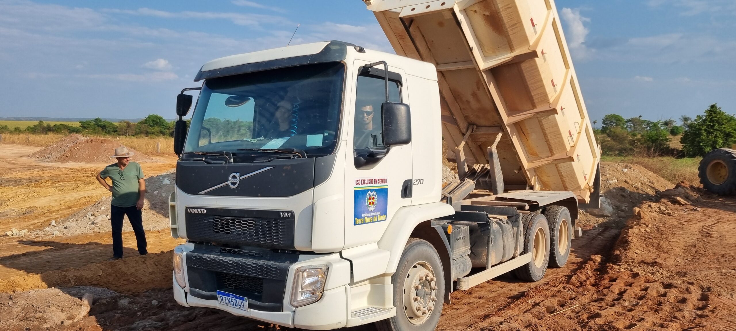 Vice-prefeito Adelar Marcante vistoria as obras de asfalto na Estrada Paulo Vicente