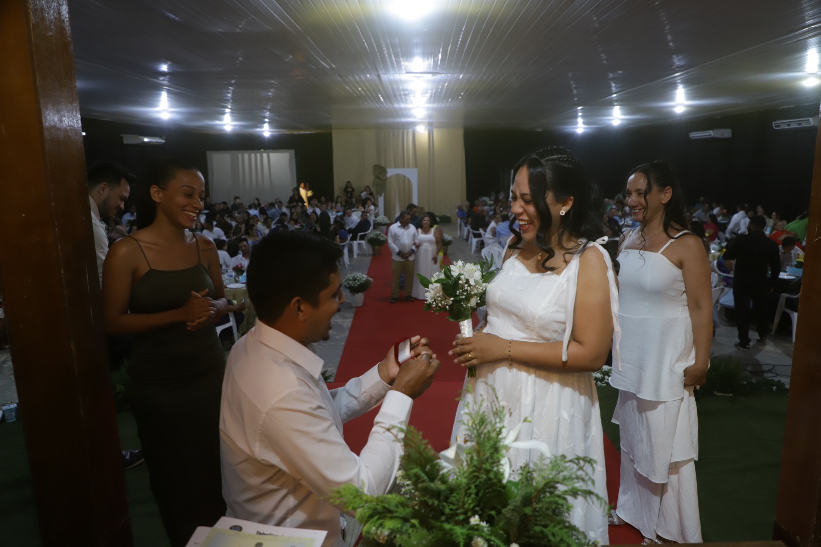Matupá oficializa união de 27 casais em Casamento Social
