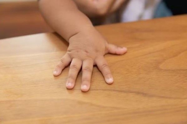 Criança de 3 anos foge de casa após agressão do pai e é encontrada sozinha em rua
