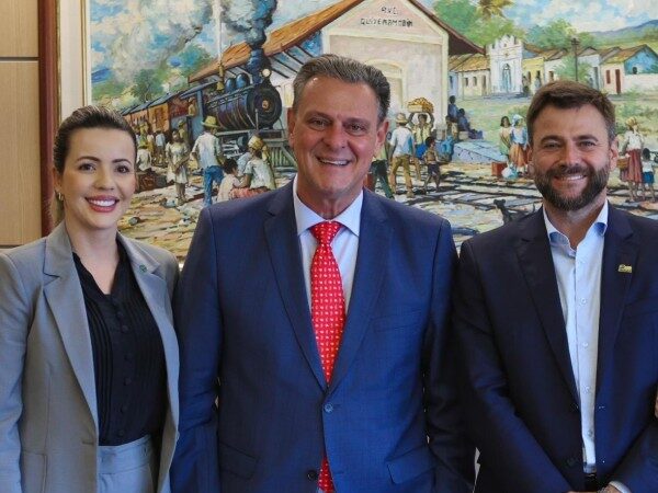 Benassi, Fávaro e Flavinha anunciam asfaltamento da estrada que liga ao P.A Veraneio