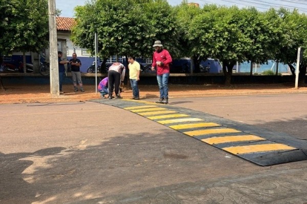 Prefeitura de Sinop inicia instalação de lombadas modulares em vias públicas