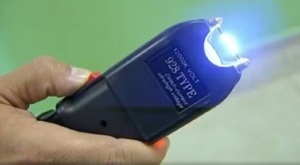 Projeto libera porte de arma de choque para mulheres