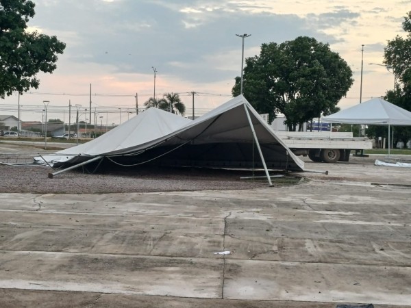 Vendaval em Colíder provoca estragos em praça e residência