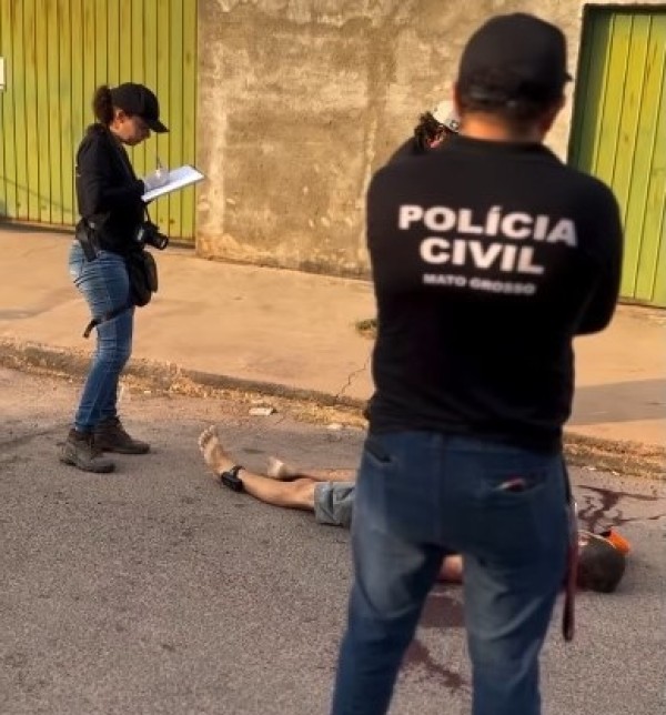 Homem é achado morto na rua com canivete cravado na boca