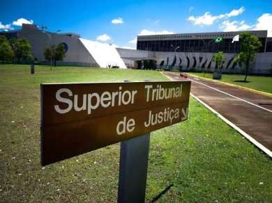 Supremo Tribunal de Justiça barra prefeitos de usarem redes pessoais para divulgar ações de prefeituras.