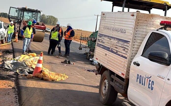 Acidente na BR-163 em Sorriso deixa 3 mortos; rolo compactador atingiu vítimas; vídeo