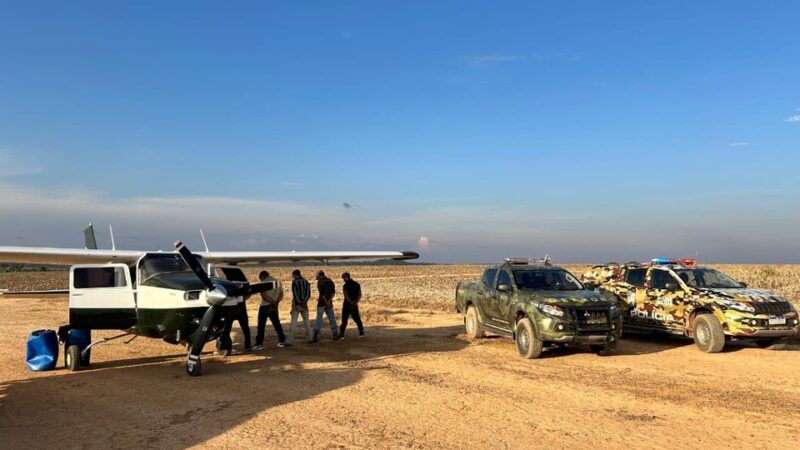 Polícia localiza pista clandestina e apreende avião, drogas e armas no Nortão; 6 presos