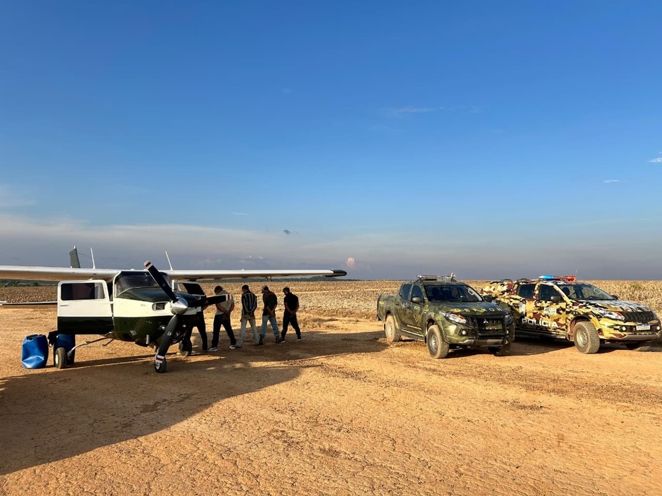 Polícia localiza pista clandestina e apreende avião, drogas e armas no Nortão; 6 presos