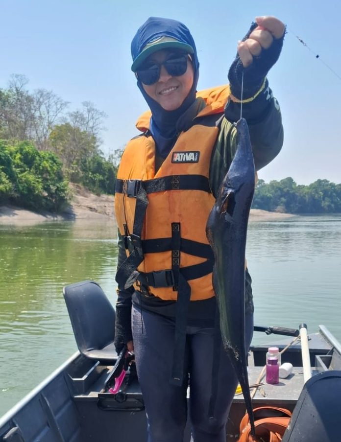 Turista fisga peixe raro da espécie ituí-cavalo em Carlinda
