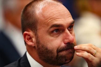 Moraes envia denúncia contra Eduardo Bolsonaro para Hugo Motta