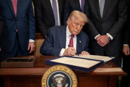 Carta de Trump para Epstein que ele negou ter assinado é revelada por democratas da Câmara