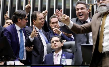 Mesa da Câmara pede suspensão de mandato de três dos deputados envolvidos em motim